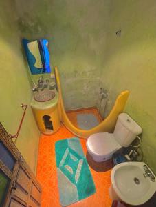 ein Bad mit einem Waschbecken und einem WC. in der Unterkunft Lala Zohra in Chefchaouen