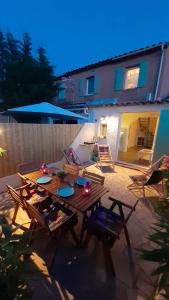 eine Terrasse mit einem Tisch und Stühlen sowie ein Gebäude in der Unterkunft la Casa del Sol -2 à 5 pers - 5km de Saint Tropez in Gassin