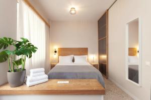Posteľ alebo postele v izbe v ubytovaní The Marble Suites, PLAKA