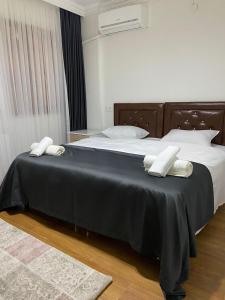 Postel nebo postele na pokoji v ubytování CARMELIC SUIT & CAR RENTAL