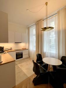 eine Küche und ein Wohnzimmer mit einem Tisch und Stühlen in der Unterkunft Zentrale Wohlfühloase in Wien