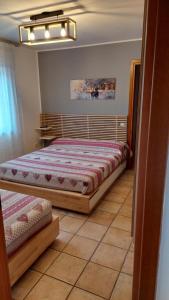 1 dormitorio con 2 camas en una habitación en Villa Augusta, en Auronzo di Cadore