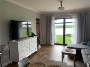 Telewizja i/lub zestaw kina domowego w obiekcie Dom nad jeziorem
