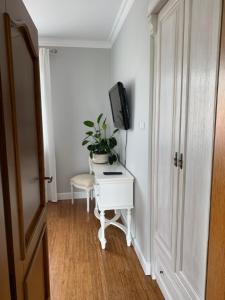 Telewizja i/lub zestaw kina domowego w obiekcie Dom nad jeziorem