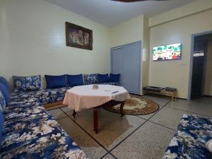 un soggiorno con divano e tavolo di Appartement Hamria Meknes BT a Meknès