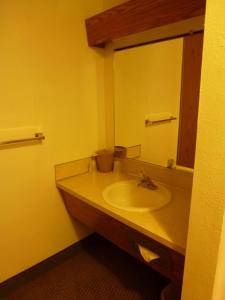 łazienka z umywalką i dużym lustrem w obiekcie Sunshine Motel II w mieście Fife