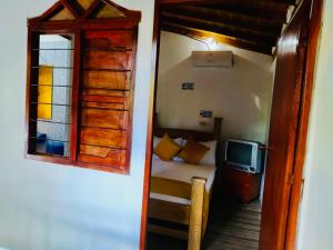 Alojamiento Tellos في سانتا في دي أنتيوكيا: غرفة صغيرة فيها سرير وتلفزيون