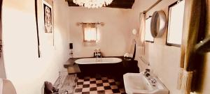 y baño con lavabo, aseo y bañera. en La Parenthese de Marrakech en Tameslouht