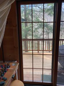 Balkon ili terasa u objektu Charming, Quaint, Quiet Cabin in the Woods