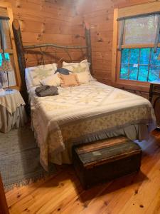 מיטה או מיטות בחדר ב-Charming, Quaint, Quiet Cabin in the Woods
