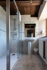 uma casa de banho com um chuveiro e um lavatório. em Hostal Etxeberri em Eugi