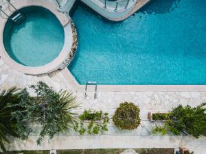 an overhead view of a swimming pool with blue water at Hôtel La Villa Cannes in Cannes