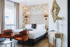 a hotel room with a bed and two chairs at Hôtel La Villa Cannes in Cannes +37 photos