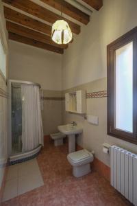 bagno con servizi igienici, lavandino e finestra di CA'SALVADOR a Venezia
