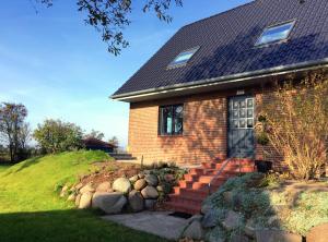 费马恩Albertsdorf Goldblick的砖房,有门和一些岩石