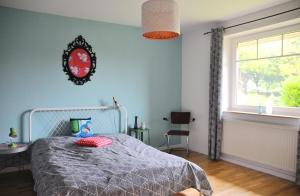 a bedroom with a bed and a window at Petersdorf Haus Storhave in Westfehmarn