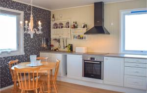 Virtuve vai virtuves zona naktsmītnē Stunning Home In Sknevik With Kitchen