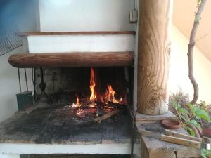 een open haard met een vuur erin bij Delizioso appartamento in Dolianova