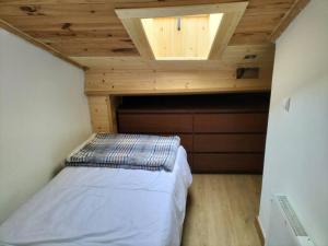 - une petite chambre avec un lit dans l'établissement APARTAMENTO HORIZONTE, à Llanes