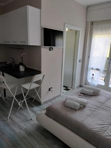 sypialnia z łóżkiem, stołem i biurkiem w obiekcie Residence Villa Alba room nr 415 w mieście Gardone Riviera