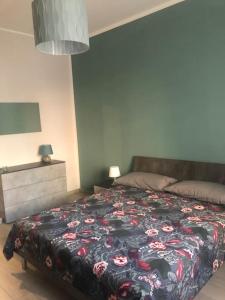 科爾西科的住宿－Appartamento Veronica, per lavoro e relax，一间卧室配有一张带花卉床罩的大床