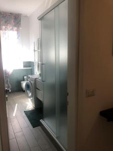 uma casa de banho com um WC e uma porta de vidro em Appartamento Veronica, per lavoro e relax em Corsico