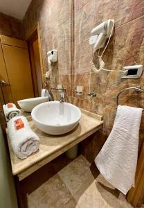W łazience znajduje się biała umywalka i lustro. w obiekcie sea view house w Marsa Alam