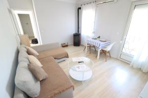 - un salon avec un canapé et une table dans l'établissement Apartamento Boutique, à Cenes de la Vega