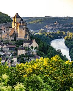 - Vistas a una ciudad con río y castillo en maison en Périgord proche Beynac et Sarlat en Cénac-et-Saint-Julien