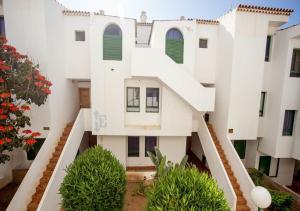 einen Außenblick auf eine Villa mit einem weißen Gebäude in der Unterkunft Antomax Apartment in Costa del Silencio - WI FI in Costa Del Silencio