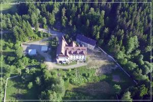 una vista aérea de una gran casa en un bosque en Karmelitański Dom Gościnny, en Zawoja