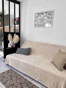 uma cama com duas almofadas num quarto em La Romance em Fressenneville