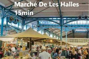 um mercado com um grande grupo de pessoas nele em Gare-Arquebuse em Dijon