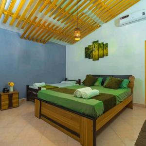 1 Schlafzimmer mit 2 Betten in einem Zimmer in der Unterkunft The Kanit Sigiriya in Inamaluwa