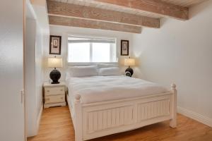1 dormitorio con cama blanca y ventana en Newport Beach Vacation Rental Near Beach and Pier, en Newport Beach