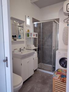 y baño pequeño con lavabo y ducha. en Ático en Las Canteras en Las Palmas de Gran Canaria