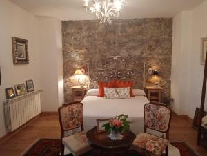 una camera con letto, tavolo e sedie di Palacio de Arredondo a Gama