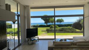 A television and/or entertainment centre at Beachfront Villa Hoopoe Schinias, Marathon