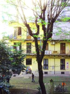 トリノにあるSanta Chiara Apartmentの建物前の木を通り過ぎる男