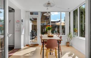 Gorgeous Home In Kbenhavn S With Kitchen في كوبنهاغن: غرفة طعام مع طاولة وكراسي