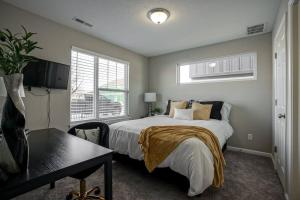 Un pat sau paturi într-o cameră la Glam & Silver Home near Convention Ctr