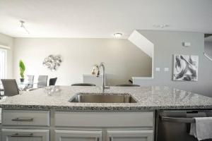 A kitchen or kitchenette at Glam & Silver Home near Convention Ctr