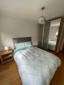 1 dormitorio con cama y espejo grande en Lisbon Spirit (with free parking) en Lisboa