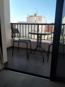 un tavolo e sedie su un balcone con vista di MIRAMAR 32 a San Isidro