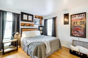 Ένα ή περισσότερα κρεβάτια σε δωμάτιο στο Contemporary Dallas Condo with Pool Access! +18 φωτογραφίες