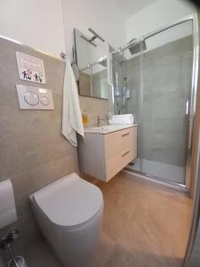 een badkamer met een toilet, een wastafel en een douche bij Neapolis Apartment & Rooms in Siracusa