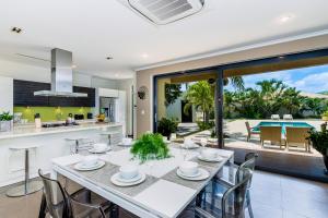 Et tv og/eller underholdning på Spectacular designer villa 5 star Luxury 6 Bedroom New