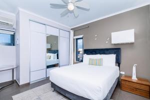 En eller flere senge i et værelse på Spectacular designer villa 5 star Luxury 6 Bedroom New + 57 billeder