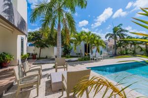 Swimmingpoolen hos eller tæt på Spectacular designer villa 5 star Luxury 6 Bedroom New