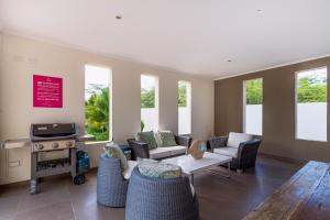 Et tv og/eller underholdning på Spectacular designer villa 5 star Luxury 6 Bedroom New